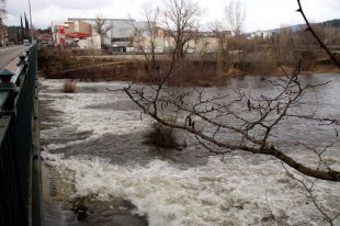 La neu afecta el Pirineu gironí i obliga a posar cadenes a la collada de Toses