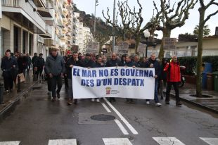 Els pescadors amarren les barques i fan vaga en contra de la burocràcia i la normativa europea