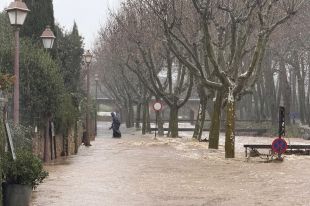 El temporal fa desbordar la riera de Peratallada i inunda carrers del poble