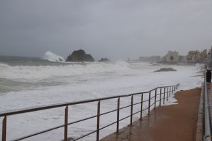 Blanes tanca els accessos al passeig marítim per les onades i centra l'atenció en el cabal de la Tordera