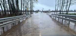 El temporal fa desbordar el Ter a Verges i obliga a tallar el pont d'accés i sortida al municipi