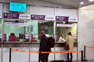 Els usuaris de Girona busquen alternatives en el segon dia sense Rodalies