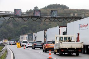 Els transportistes reclamen rapidesa per reobrir l’AP-7 tallada entre Martorell i Sant Sadurní