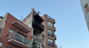 Desallotgen un edifici del carrer Tapis per un avís de fum en un pis ja incendiat