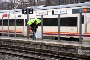 Els pocs usuaris de l'estació Maçanet-Massanes lamenten la poca informació sobre el tram tallat