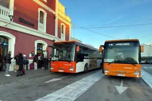 Els passatgers de l'estació de Blanes opten per marxar a casa o agafar el bus