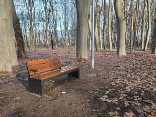 Girona instal·la els primers disset bancs nous al parc de la Devesa