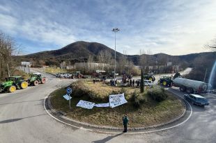 Els pagesos bloquegen la rotonda d'accés als túnels de Bracons en protesta contra la variant d'Olot