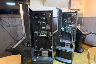 Rebenten la porta d'entrada d'un bar de les Planes d'Hostoles i buiden les escurabutxaques