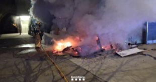 S'incendia una pila de mobles davant un magatzem de Girona
