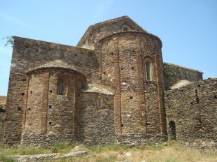 El monestir de Sant Quirze de Colera recuperarà la torre nord i se'n netejarà el fossar