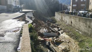 Una esllavissada talla un carrer i deixa sense aigua el poble d’Anglès