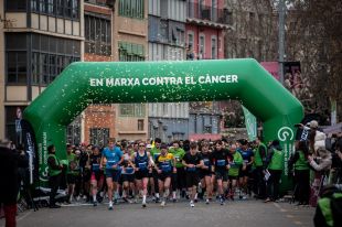 Prop de 2.000 participants omplen Girona en la 12a cursa solidària contra el càncer de Tradeinn