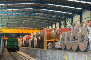 Una empresa ferroviària té 23.000 tones d'acer immobilitzades a Portbou pel tall a Rubí