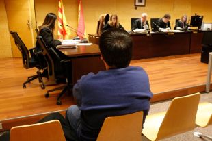 Jutgen un professor d'institut de Blanes per enviar fotos dels genitals a alumnes de 2n d'ESO