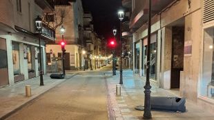 Detingut per destrossar onze papereres a Blanes i agredir dos policies amb gas pebre quan l'arrestaven