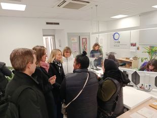 La consellera de Drets Socials visita Salt per conèixer els projectes A-Porta i les Cosidores