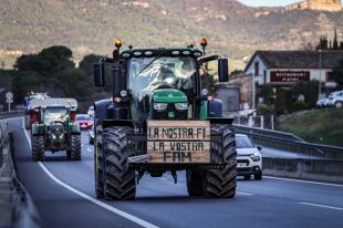 Les mobilitzacions dels pagesos fan via cap a Barcelona enmig de la crisi a Rodalies