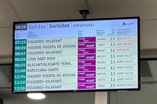Indignació i desconcert a l'estació de Girona perquè no se sap quan surten els trens