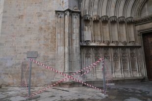 Es desprèn una part de la Portalada dels Apòstols de la catedral de Girona