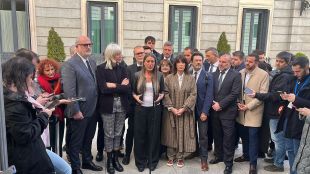 Alcaldes i regidors de Junts celebren l’aprovació de la seva proposta de llei de multireincidència