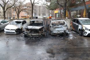 Investiguen l'incendi a quatre cotxes aparcats a Girona
