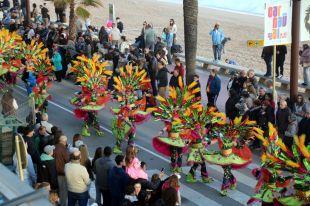 Un miler de participants omplen Lloret de disbauxa i disfresses a la Gran Rua de Carnaval