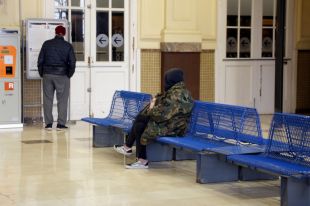 Augmenta el nombre de persones sense llar que dormen a l'estació de Portbou