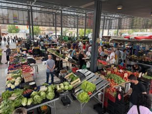 Figueres posa a concurs cinc parades del mercat de fruita i verdura