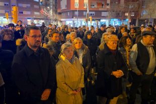 Més de 200 persones es concentren a Girona per condemnar l'agressió al sensesostre