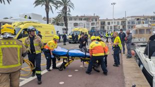 Simulacre d'un vessament de carburant a la marina d'Empuriabrava