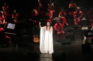 Judit Neddermann celebra amb la GIO Symphonia a l'auditori de Girona deu anys de carrera