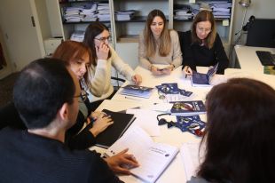 Un equip de la UdG publica un llibre que combina misteris, joc de detectius i llengua