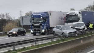 Topen un camió, una furgoneta i un turisme a l'AP-7 a Vilablareix