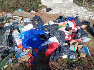 Denuncien dos locals d’oci de Girona per un abocament il·legal de residus en una pista forestal