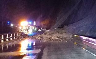 Un conductor ferit greu a l'N-260 atrapat per una esllavissada a Ripoll