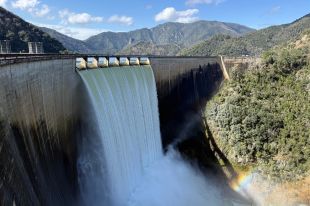 El pantà de Susqueda vessa pel sobreeixidor en previsió de l'arribada de més aigua pel desgel