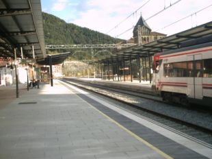 Acaben el pas inferior amb ascensor i l'allargament de les andanes de l'estació de Ripoll