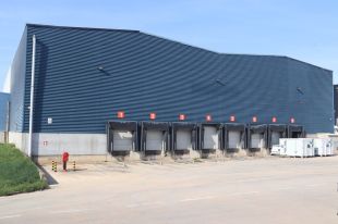 Uns encaputxats apallissen el vigilant de seguretat d'una nau a Celrà i li roben el cotxe