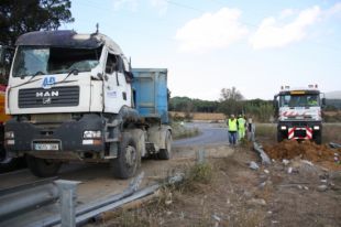 Un camioner ferit greu en bolcar el camió a Quart