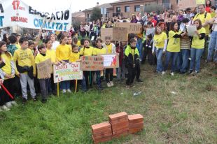 Més de mig miler de persones es manifesten a Sils per reclamar la construcció d'un institut