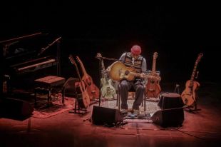 Ben Harper desgrana el seu repertori en format íntim a l'Auditori de Girona