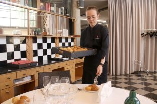 L'escola d'hostaleria de Girona critica ''l'intrusisme laboral'' que hi ha entre cambrers