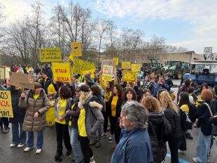 Girona centra les protestes de la vaga de docents amb marxes lentes i una tractorada
