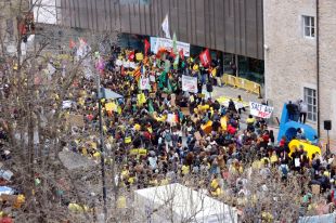 Més de 4.000 docents es manifesten a Girona