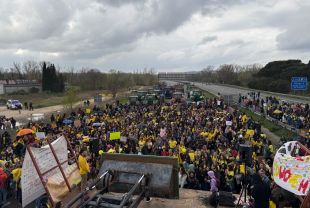 Docents, metges i pagesos tallen l'AP-7 a Sant Gregori