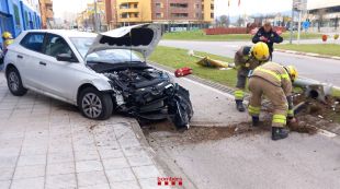 Un conductor topa contra un fanal a la C-66 a la Bisbal d’Empordà