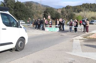 Veïns de la Vall de Llémena tallen la GIV-5313 en contra de l'ampliació de la carretera