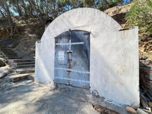 Palamós tanca la barraca de Cala Estreta per risc de despreniments
