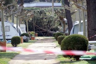 Ferit lleu un home per la caiguda d'una branca en un càmping de Platja d'Aro